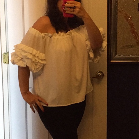 Vince Camuto off the shoulder ruffle/white texture - Picture 1 of 8